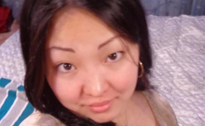 Шөнө нөхрөөсөө зугтаж явахад минь нэг залуу тааралдаж туслаад...