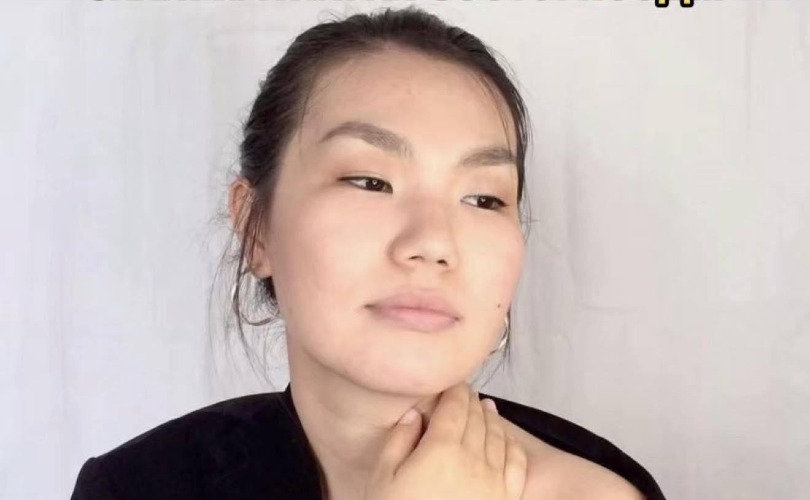 Цэвэрлэгч юм байж захиралтайгаа сээтэгнээд...