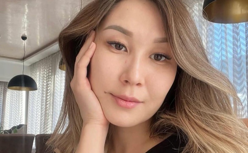 Хоол хийхээ мартсан гээд хадмаараа халуун ус цацуулж байлаа...